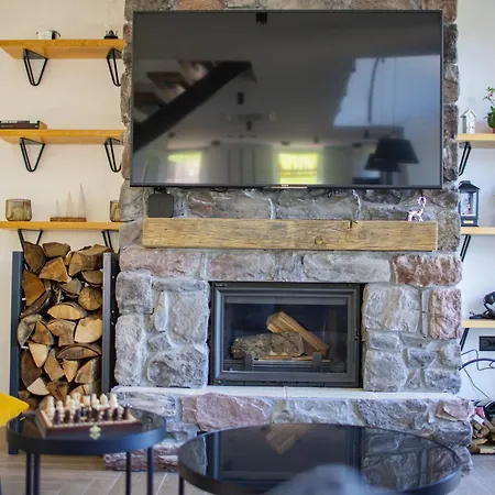 Silver House - Away From Vilă *