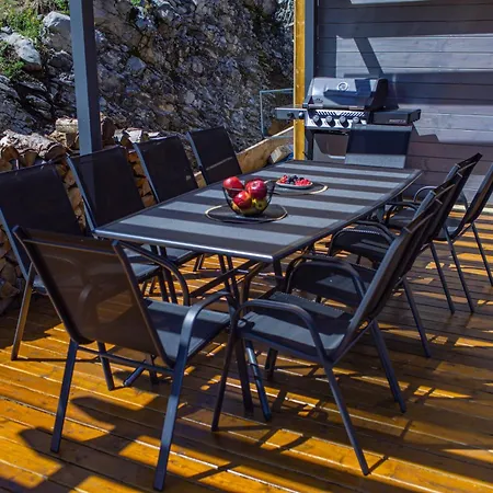 Silver House - Away From Vilă *